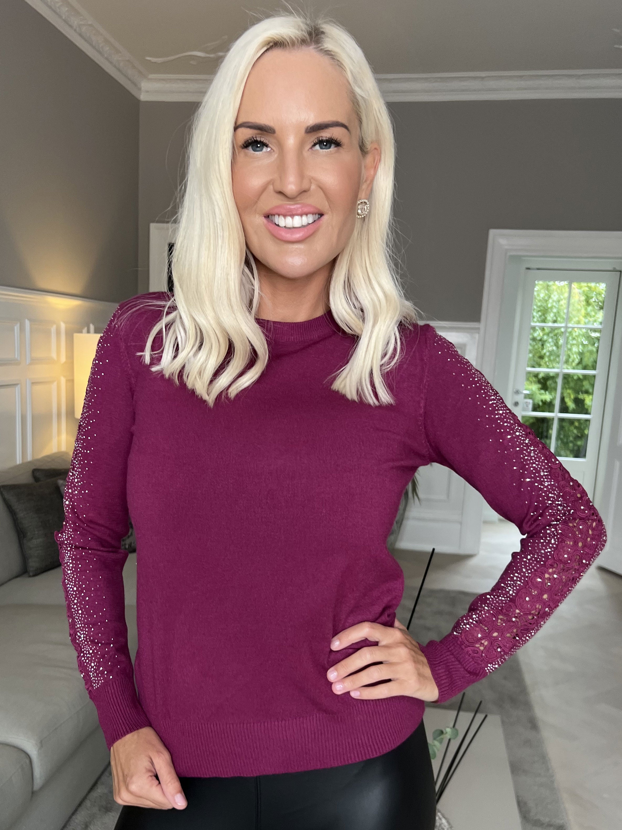 Martine - Blød bluse med broderet detaljer og similisten på ærmerne